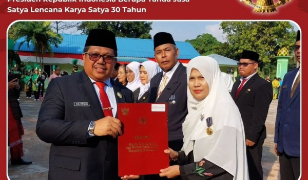 Presiden Republik Indonesia Berikan Penghargaan Kepada Kepala MAN Batam dan Kepala TU MAN Batam